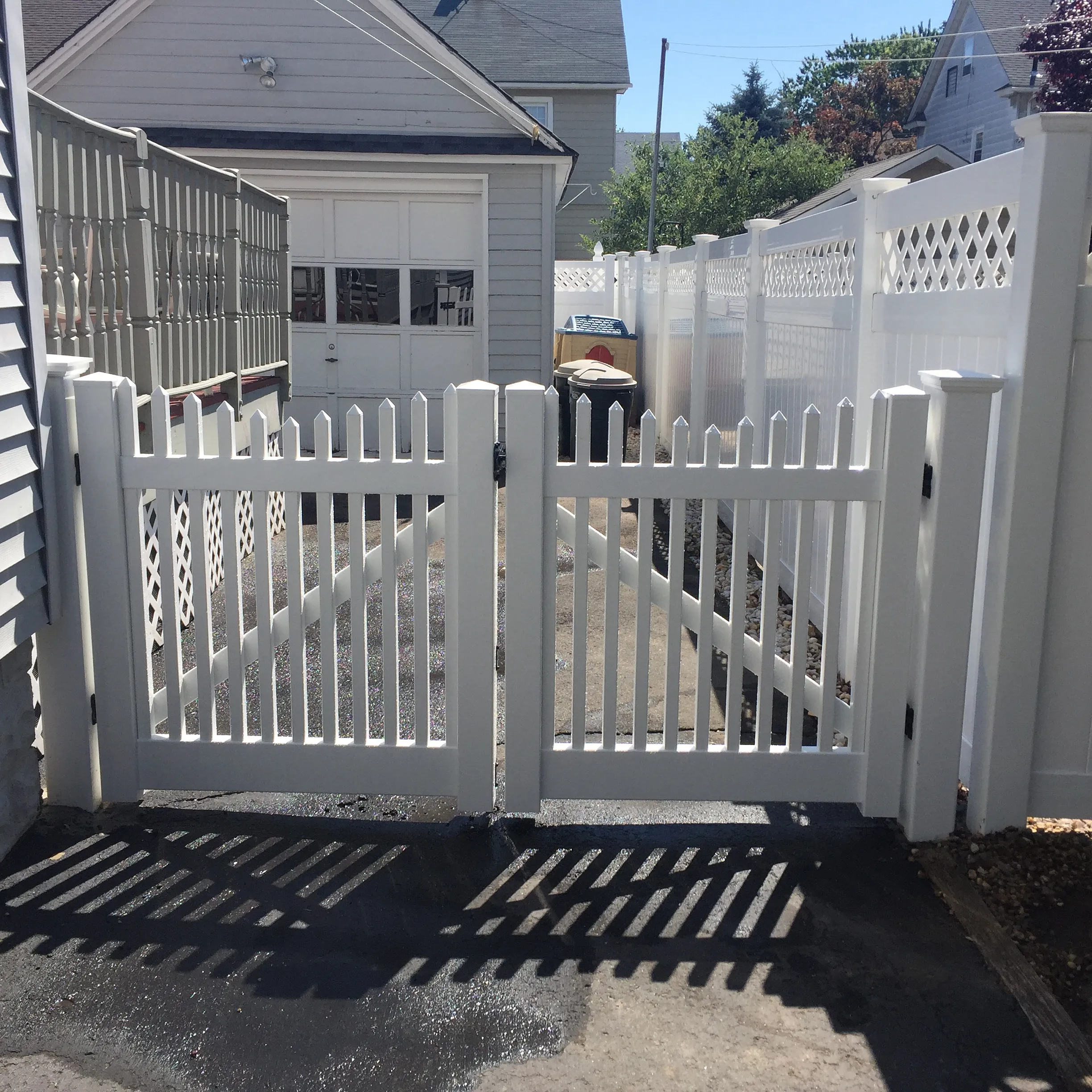 Vinyl fence gate installation in Piscataway, NJ