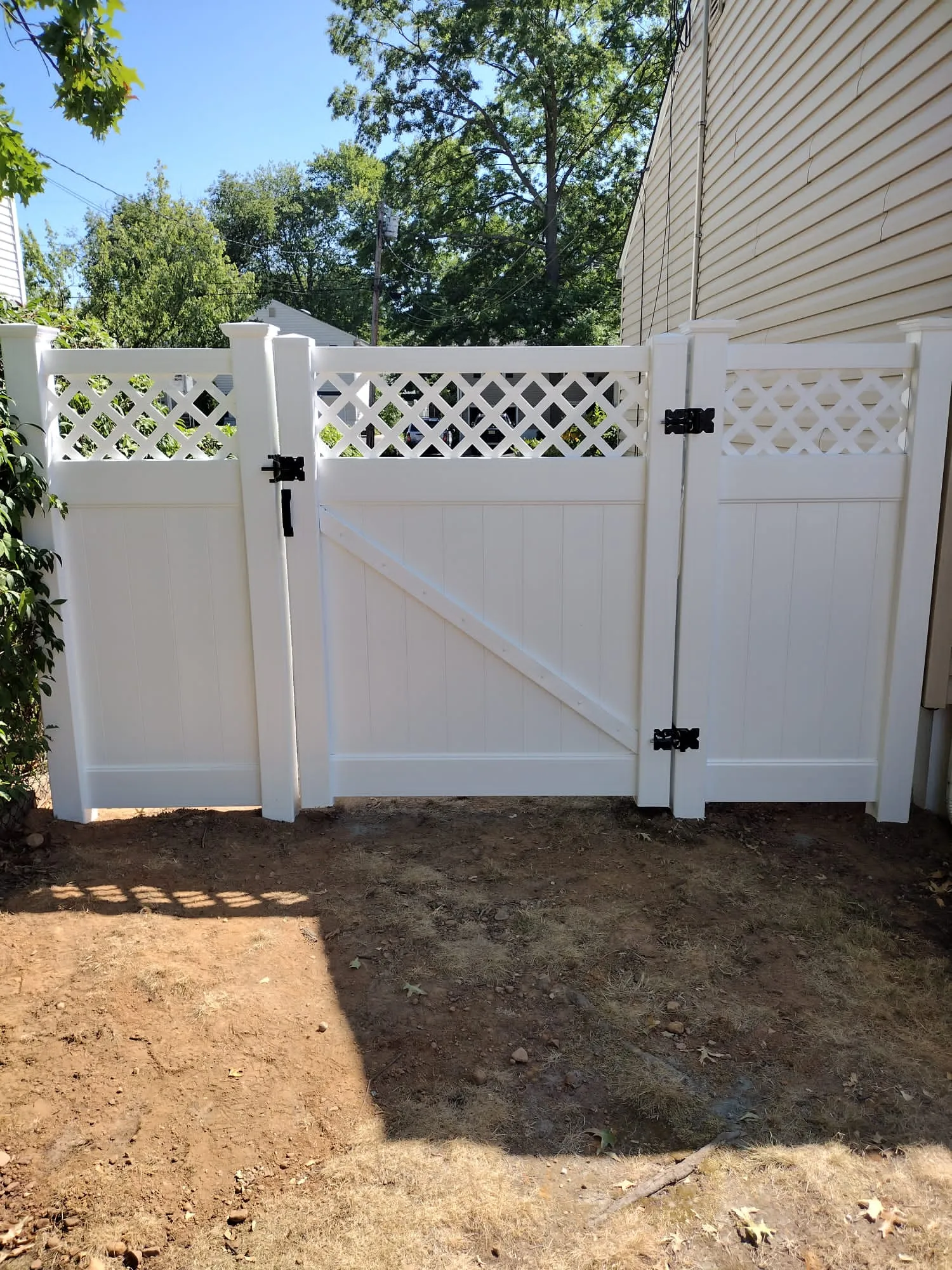 Vinyl fence gate installation in Union, NJ